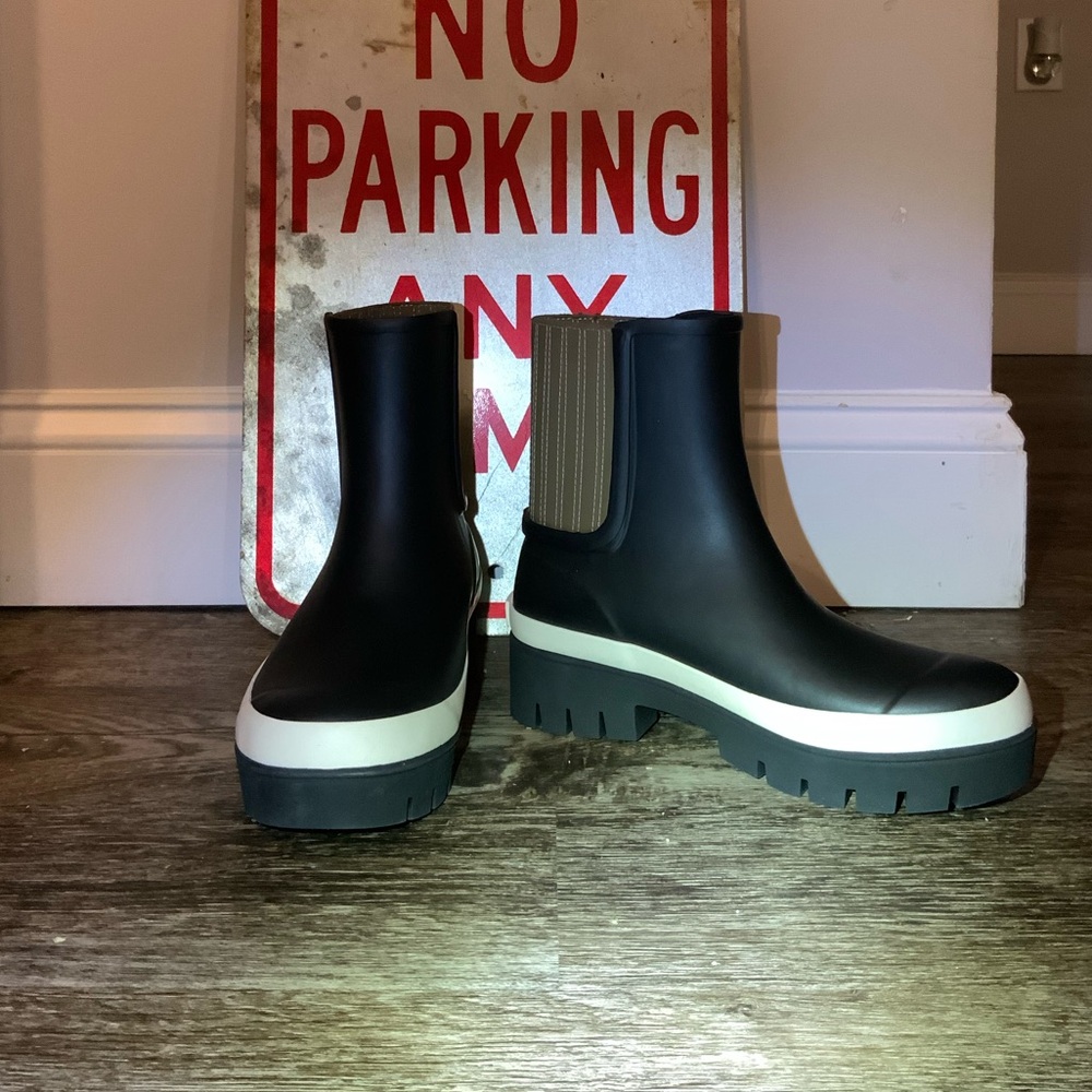 Tory Burch Hurricane Block Heel Rubber Boot Size 7 fits like 8 Never Worn
